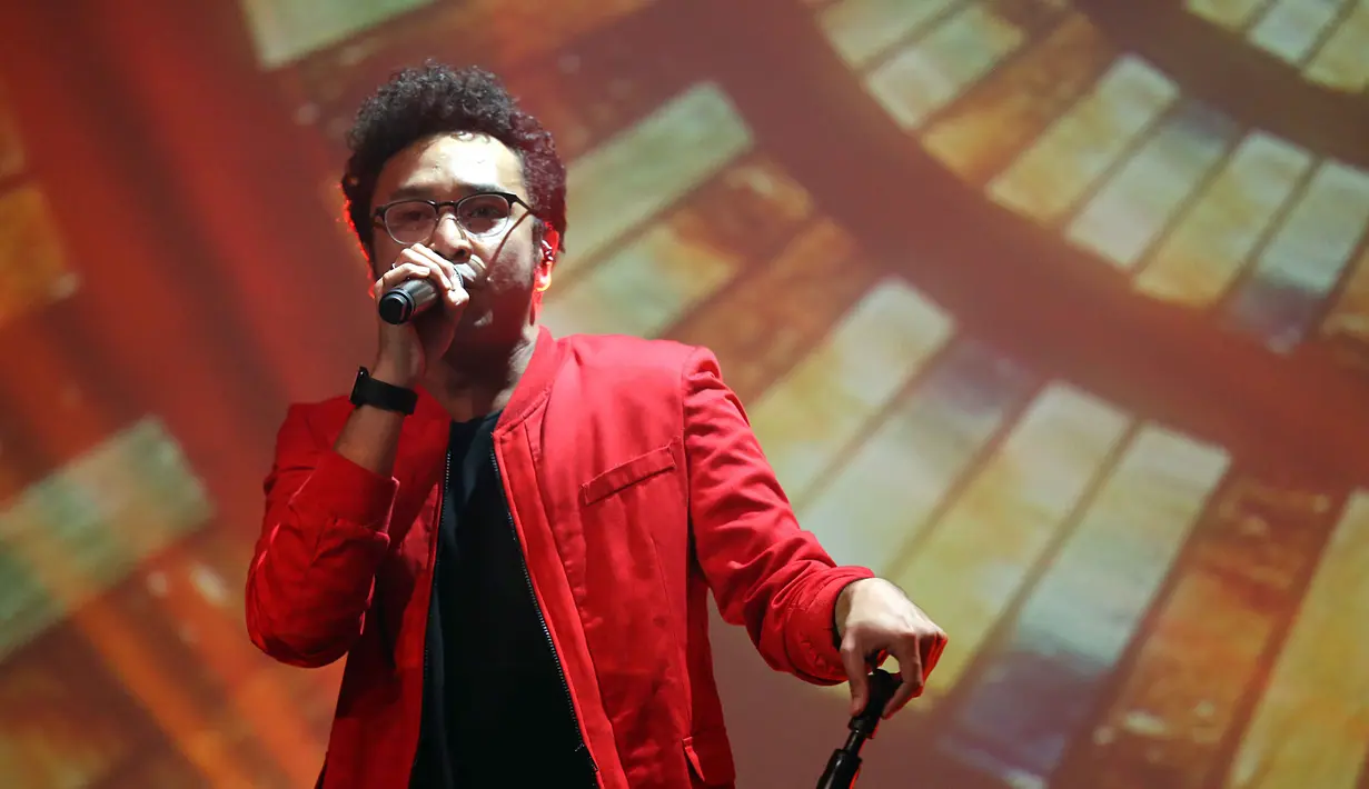 "Berat, berat. Respons awal dari teman-teman beragam. Pokoknya berat," ujar Giring ditemui di Studio Musica, Pancoran, Jakarta Selatan, Selasa (16/1/2018). (Nurwahyunan/Bintang.com)