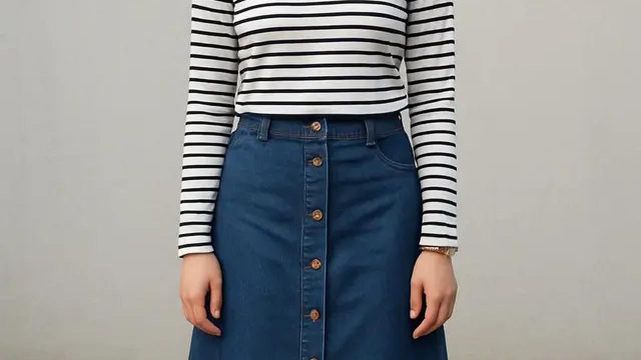 7 Referensi Outfit Rok Jeans Hijab yang Timeless, Tampil Trendy Sepanjang Masa