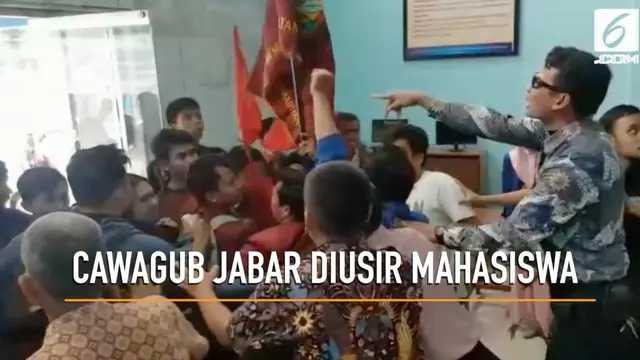 Mahasiswa Universitas Muhammadiyah Sukabumi berdemo karena merasa kampusnya disusupi kampanye terselubung calon wakil gubernur Jawa Barat.