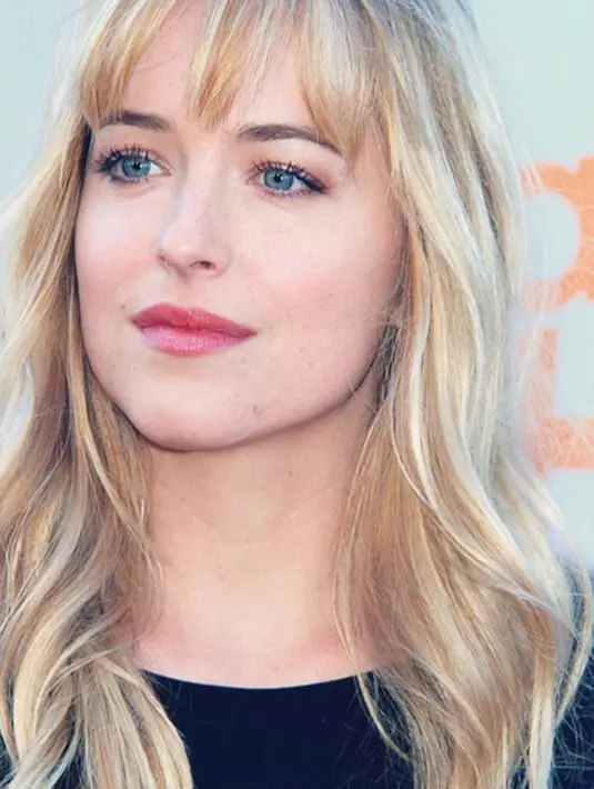 Seperti yang dikatakan seorang sumber, Dakota cukup ketakutan dengan tersebar foto-foto pribadi miliknya. Ia pun juga akan mengambil jalur hukum untuk melaporkan pelaku yang tidak bertanggung jawab. (Instagram/officialdakotajohnson)