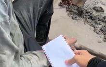 Bikin Iri, Pria Ini Beri Kejutan Orang Tua di Sawah Pakai Uang Segepok