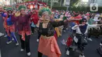 Para perempuan dari segala umur menggelar Flashmob Poco-poco Berkebaya bersama kelompok perempuan lainnya di Bundaran HI, Jakarta, Minggu (14/7/2024). (Liputan6.com/Herman Zakharia)