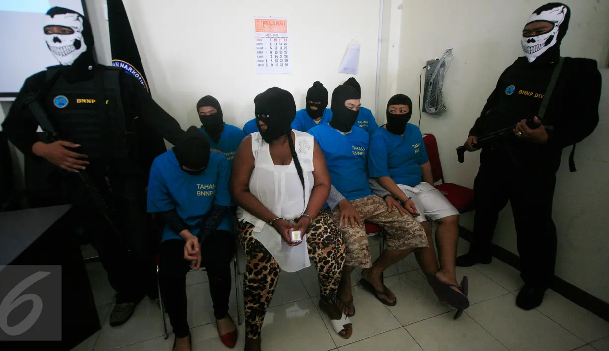 Petugas mengawal tersangka WNA Afrika Selatan (ketiga kiri) pada gelar perkara kasus narkoba di BNNP DIY, Jumat (15/4/2016). Petugas berhasil mengamankan tujuh tersangka dalam empat TKP yang berbeda. (Foto: Boy Harjanto)