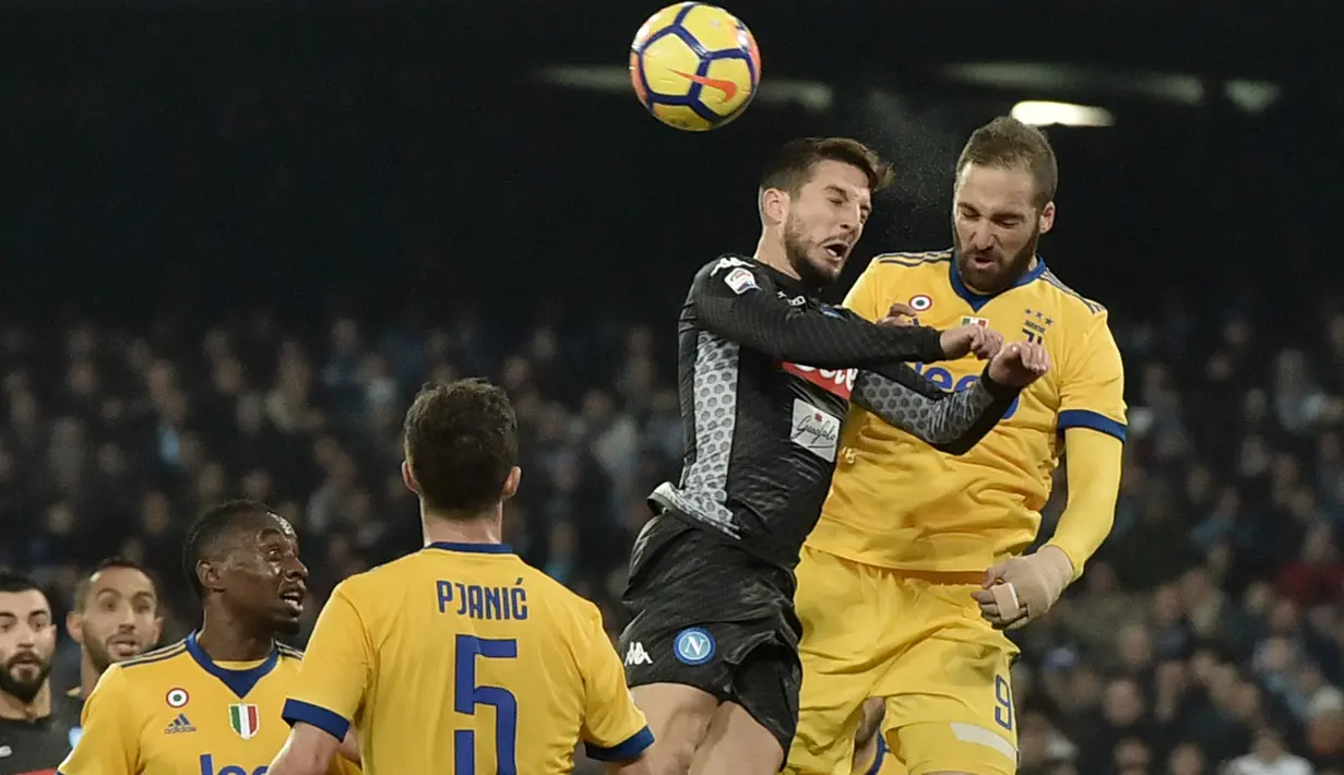 Duel pemain Juventus, Gonzalo Higuain (kanan) dan pemain Napoli, Dries Mertens pada lanjutan Serie A Italia di San Paolo stadium, Naples, (1/12/2017). Juventus menang 1-0 atas Napoli. (AFP/Tiziana Fabi)