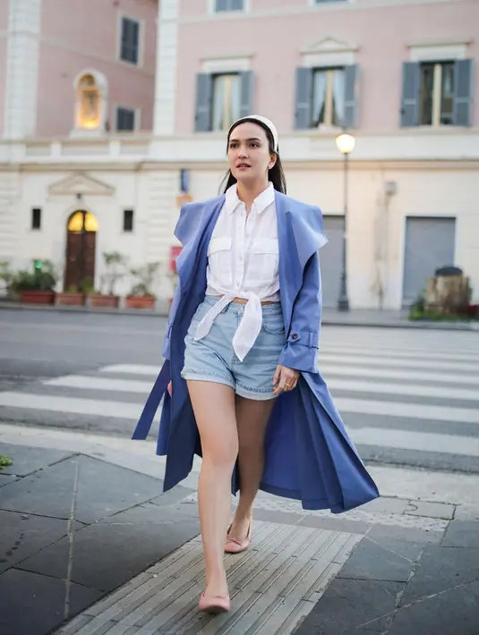 Padanan coat-nya selalu terlihat trendi. Seperti kemeja putih yang dipadukan dengan coat biru ini.
