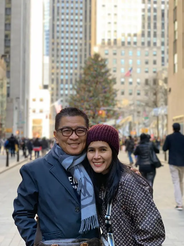 Satu Dekade Bersama, Ini 6 Potret Harmonis Helmy Yahya dan Istri