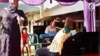 Kelakuan seorang tamu kondangan di sebuah hajatan sukses bikin ngakak. Aksinya ini seolah-seolah sedang berakting di sebuah film India.