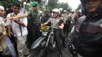 Kapolda Metro Jaya Irjen Pol Mochammad Iriawan bersama Mayor Jenderal TNI Teddy Lhaksmana mengendarai motor trail saat melintasi pengunjuk rasa di depan gedung Balaikota DKI Jakarta, Jumat (14/10). (Liputan6.com/Immanuel Antonius)