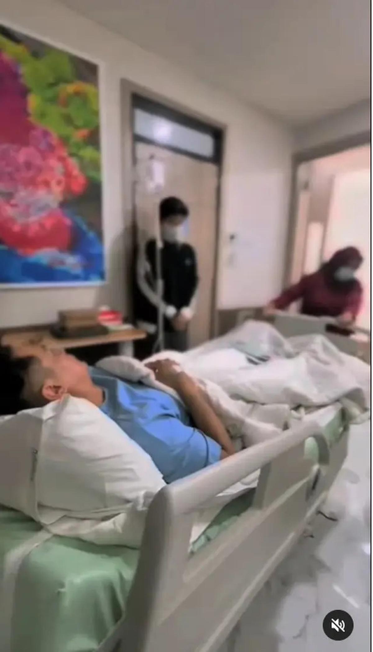 6 Potret Adjie Pangestu Belajar Jalan Usai Alami Cedera Tendon Achilles, Semangat Sembuh