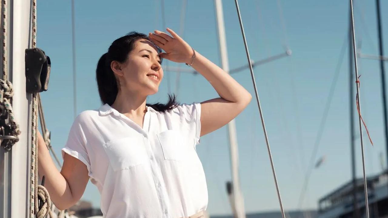 Banyak orang hanya menggunakan sunscreen saat cuaca terik, padahal sinar UV tetap berisiko pada hari berawan.