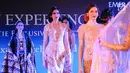 Model membawakan busana karya Anne Avantie pada acara Anne Avantie’s Exclusive Trunk Show Collections di INACRAFT 2019 di Jakarta, Minggu (28/4). Dalam pagelaran busana Anne Avantie spesial mempersembahkan koleksi yang dedikasikan untuk ibunda tercinta. (Liputan6.com/Angga Yuniar)