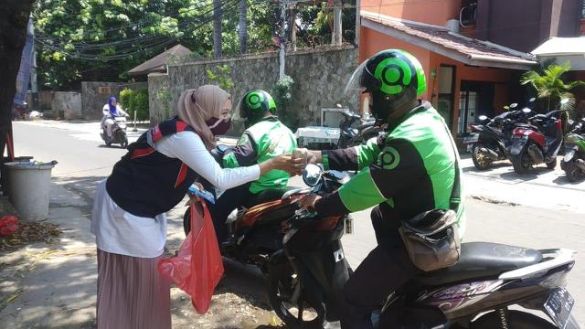 Cerita di Balik Ondel-Ondel Berbagi Makanan Berbuka Puasa Gratis di Jalanan