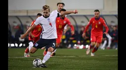 Gareth South memboyong enam pemain tengah untuk bermain di Qatar. Namun tak ada nama James Ward-Prowse dalam list timnas Inggris di Piala Dunia 2022. Padahal konsistensi Ward-Prowse bersama Southampton tidak diragukan lagi. Ia selalu tampil dalam setiap pertandingan. Southgate lebih mempercayakan posisi gelandang bertahan kepada Declan Rice, Jordan Henderson dan Kalvin Phillips untuk mengisi posisi tersebut. (AFP/Lionel Bonaventure)