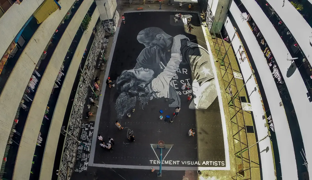 Sejumlah seniman melukis mural raksasa pada lantai sebuah lapangan basket untuk menghormati mantan bintang NBA Kobe Bryant dan putrinya Gianna di Taguig City, Filipina, Selasa (28/1/2020). Kobe Bryant dan Gianna meninggal dalam kecelakaan helikopter pada 26 Januari 2020. (Xinhua/Rouelle Umali)