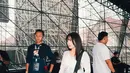Penyanyi berusia 20 tahun itu tampil dengan busana gradasi putih denim yang edgy namun elegan [@bernadyaribka]