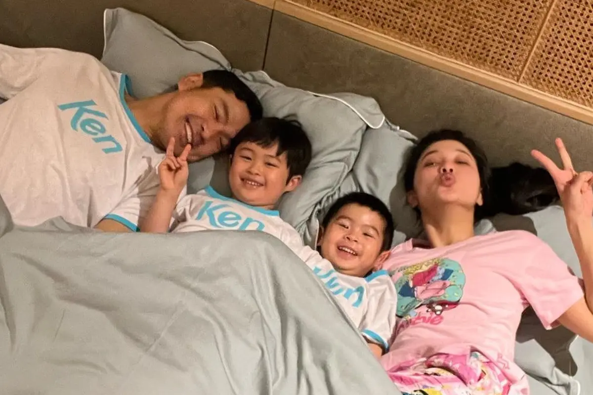 Sandra Dewi dan keluarga di tempat tidur (Instagram/sandradewi88)
