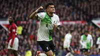 Selebrasi gelandang Liverpool, Luis Diaz setelah mencetak gol pertama timnya ke gawang Manchester United pada laga pekan ke-32 Premier League 2023/2024 di Old Trafford Stadium, Manchester, Minggu (7/4/2024). (AP Photo/Dave Thompson)