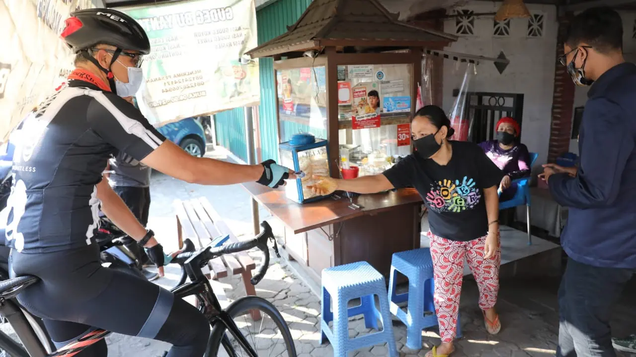 Ganjar saat temui mahasiswa Polines yang sedang borong dagangan PKL disekitar kampus. (Foto: Liputan6.com/Humas Provinsi Jateng)