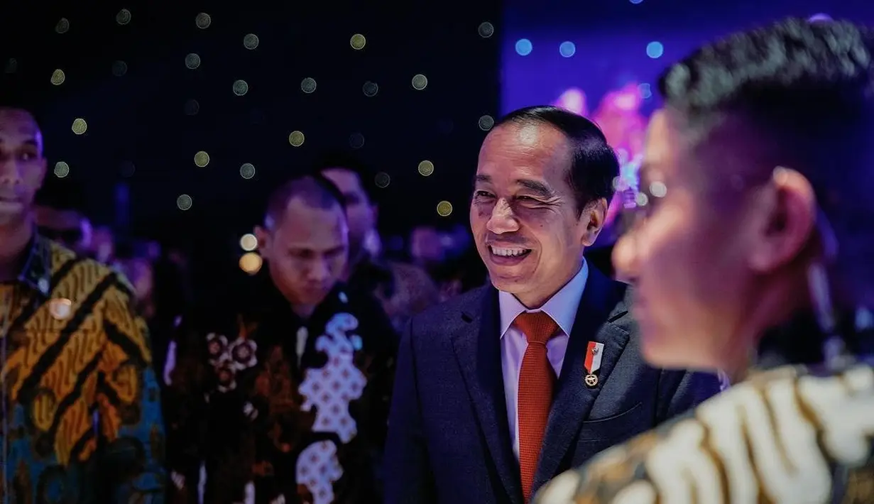 Sedangkan Ibu Negara Iriana tampak cantik pakai busana lace bernuansa oranye samar, serasi dengan selendangnya. [Foto: Instagram/ferdinan_sule]
