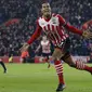 Bek Southampton, Virgil van Dijk, merayakan gol yang dicetaknya ke gawang Tottenham. Gol dari bek asal Belanda ini tercipta pada menit ke-2 memanfaatkan umpan dari James Ward-Prowse. (Reuters/Matthew Childs)