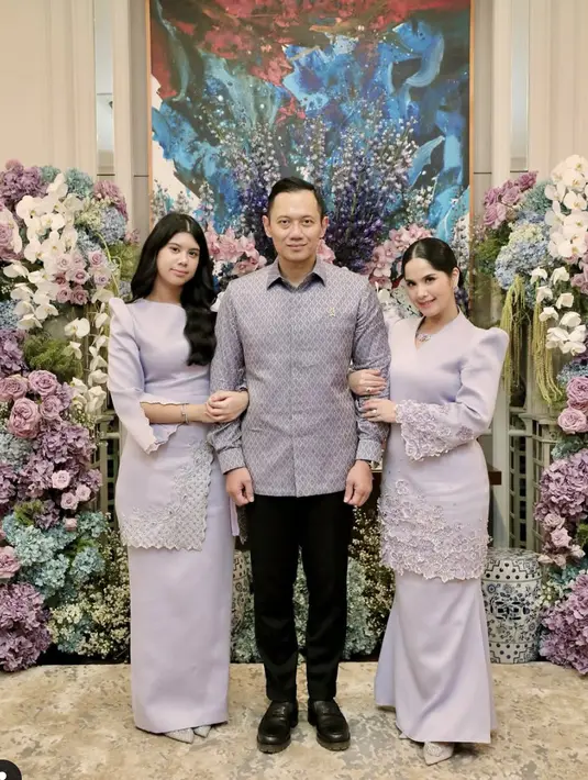 Baju kurung berhasil hadirkan pesona gaya memikat dan elegan untuk tampil di momentum spesial. [Foto: Instagram/ Annisa Yudhoyono]