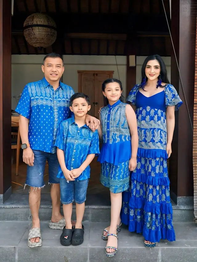 Gaya Seragam Biru Bermotif Keluarga Ashanty
