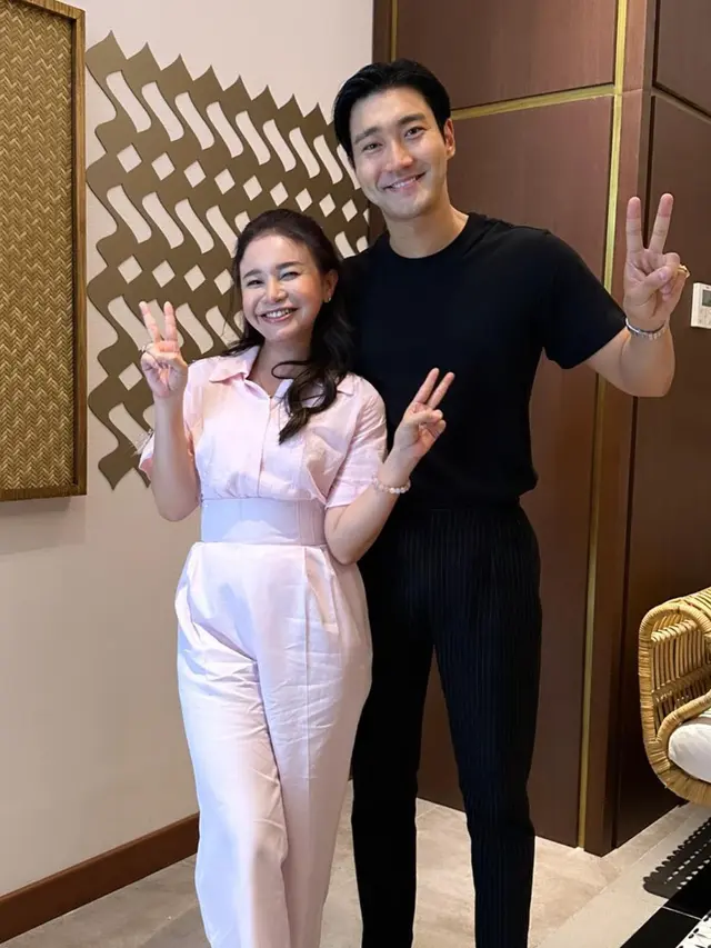 Penyanyi Rossa bertemu Choi Siwon Super Junior di Jakarta, 6 Desember 2022 (Foto: Instagram itsrossa910)