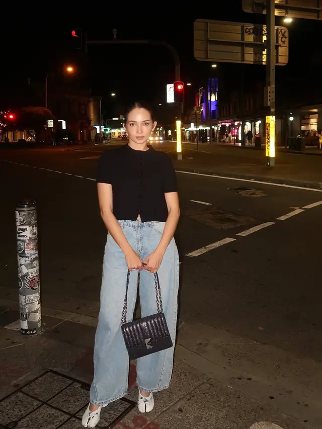 Enzy Storia dan Hesti Purwadinata dengan tas ikonis Deco Quilted Glitter Suede Bag dari Kate Spade New York (Foto/Sumber: Kanmo Group)