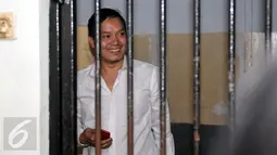 Hengki Kawilarang berada di sel tahanan jelang sidang perdana di PN Jakarta Selatan, Senin (22/6/2015). Hengki diduga telah menggelapkan uang sebesar Rp 1,6 miliar milik Jeng Ana. (Liputan6.com/Panji Diksana)