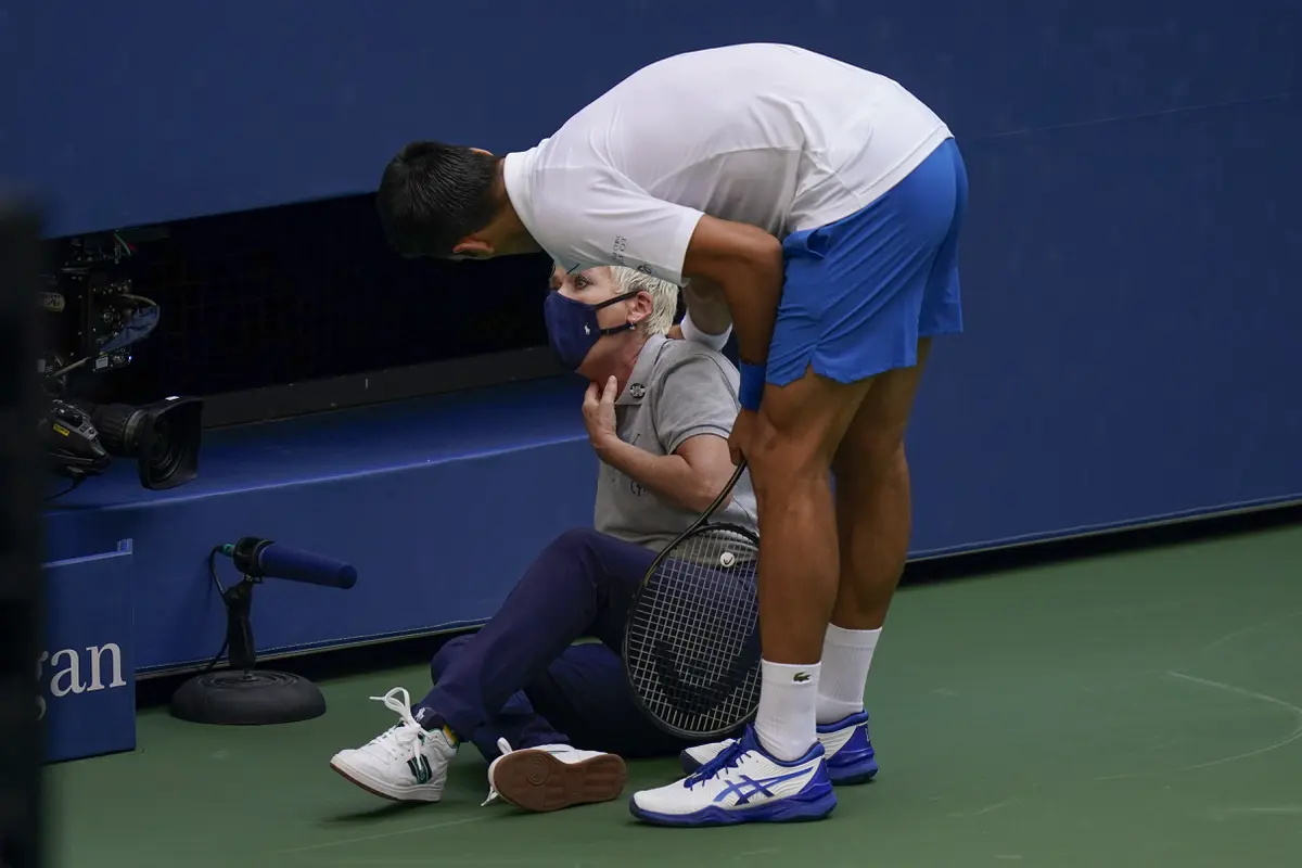 Petenis Novak Djokovic Pukul Hakim Garis dengan BolaPetenis Novak Djokovic Pukul Hakim Garis dengan Bola
