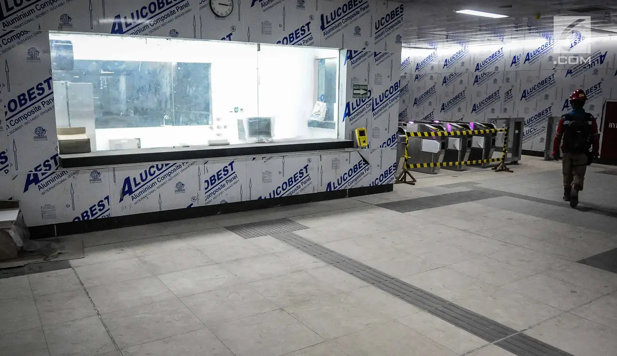 Ruang penjualan tiket Stasiun Mass Rapid Transit (MRT) Bundaran HI, Jakarta, Senin (10/12). (Liputan6.com/Faizal Fanani)