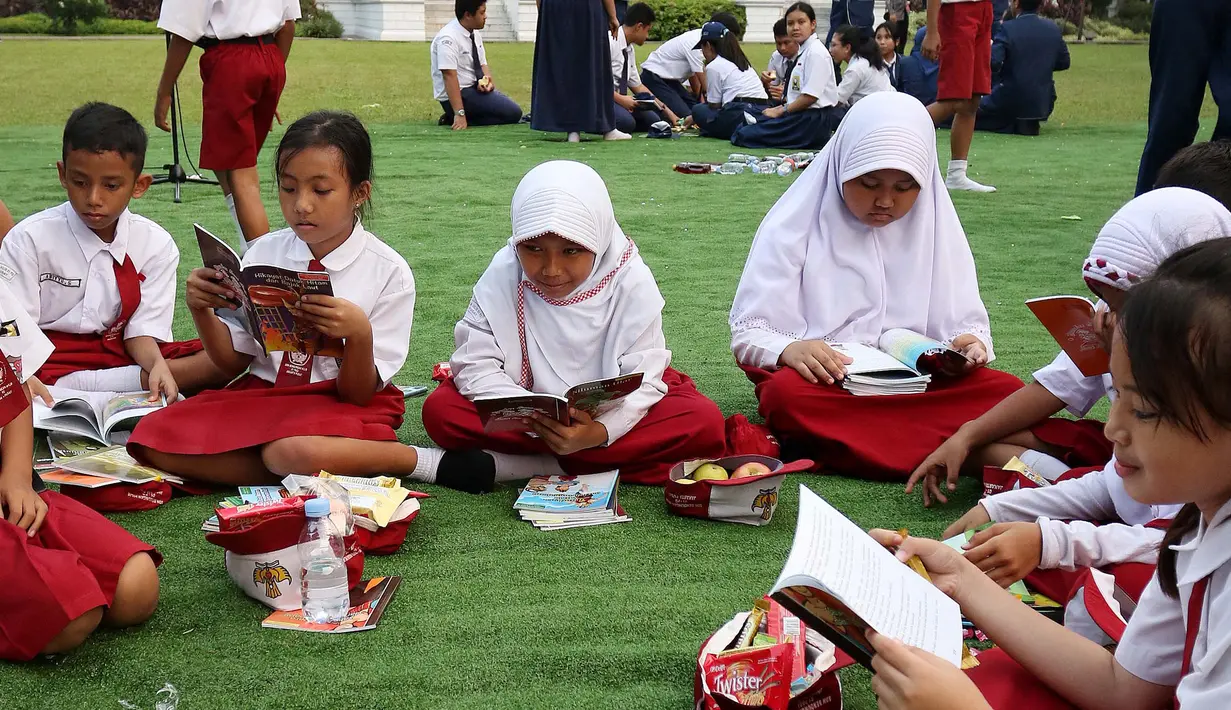 <p>Suasana di halaman Istana Negara saat sejumlah siswa memperingati Hari Buku Nasional, Jakarta, Rabu (17/8). Sebanyak 500 pelajar menikmati membaca dan mendengarkan dongeng di halaman istana. (Liputan6.com/Angga Yuniar)</p>