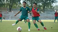 Dua pemain Persebaya Surabaya, Muhammad Hidayat dan Reva Adi Utama, tampak serius menjalani latihan. (Dok. Persebaya)
