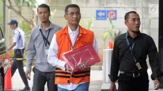 Bupati Kudus Muhammad Tamzil dikawal dua petugas akan menjalani pemeriksaan olanjutan di Gedung KPK, Jakarta, Selasa (3/9/2019). Muhammad Tamzil diperiksa sebagai tersangka terkait kasus suap pengisian jabatan perangkat daerah Kabupaten Kudus tahun 2019. (merdeka.com/Dwi Narwoko)