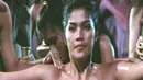 Satu lagi, Lela Anggraeni juga terkenal sebagai salah satu bom seks. Lewat beberapa judul film yang dibintanginya,  aktris kelahiran 1965 ini  terkenal dengan peran-peran panasnya di tahun 90-an. (Istimewa)