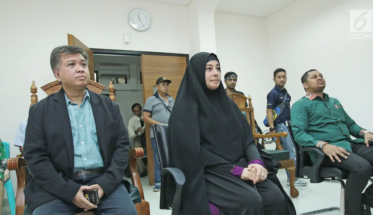Putri Aisah Aminah didampingi kuasa hukumnya saat berada diruang sidang Pengadilan Agama Jakarta Timur, Rabu (15/11). Dengan putusan tersebut, Ustaz Ahmad Alhabsyi dan Putri Aisah Aminah pun sudah resmi bercerai. (Liputan6.com/Herman Zakharia)