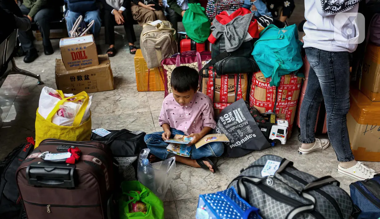 Buku gratis tersebut dibagikan untuk membiasakan anak dan juga orang tua menyisihkan waktu guna membaca. (Liputan6.com/Angga Yuniar)