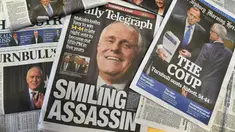 Koran pagi di Sydney menampilkan headlines Perdana Menteri baru Malcolm Turnbull, Australia, Selasa (15/9/2015). Turnbull berhasil mengalahkan Tony Abbott dalam pemungutan suara kepemimpinan Liberal di Gedung Parlemen di Canberra. (AFP PHOTO/William West)