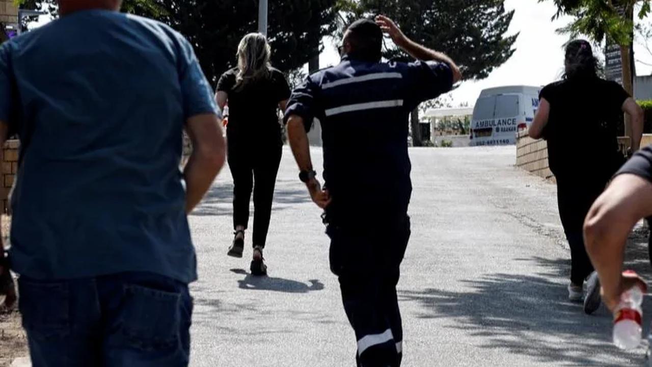 Sejumlah warga Israel juga terlihat panik berlarian saat berusaha menyelamatkan diri dan menghindari serangan udara dan darat yang dilancarkan oleh pasukan Hamas.