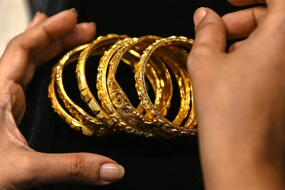Orang India menjual emas untuk bertahan hidup dari krisis uang tunai Covid