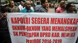 Massa menuntut ke KPU karena hingga saat ini calon terpilih Anggota DPRD Kabupaten Mimika periode 2014-2019 belum dilantik, Jakarta, Jumat (17/4/2015). (Liputan6.com/Faizal Fanani)