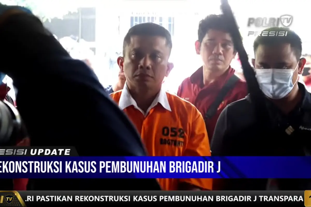 Tersangka Ferdy Sambo mengenakan baju tahanan saat rekonstruksi kasus pembunuhan Brigadir J. (Polri TV)