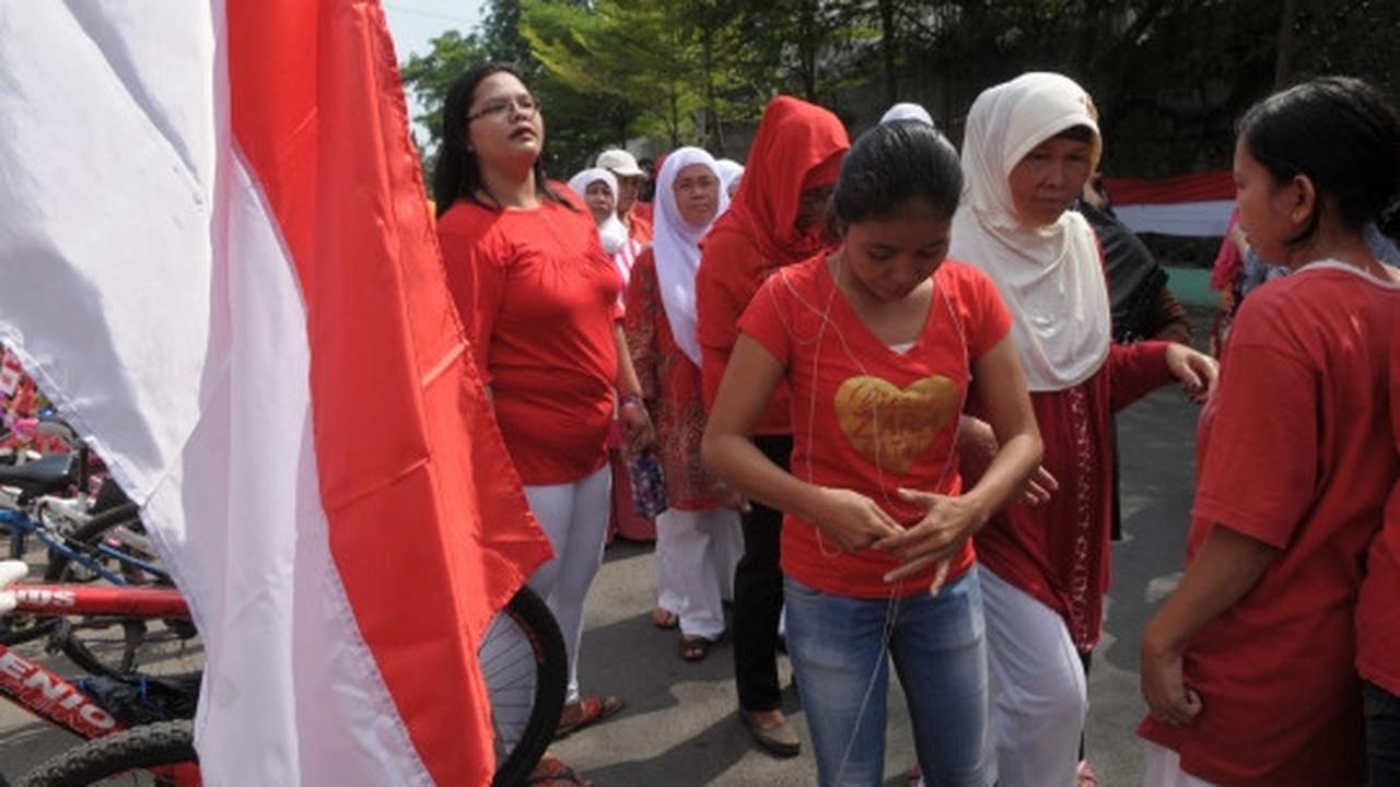 Sambut 17 Agustus, kaum hawa lomba jahit bendera merah putih raksasa