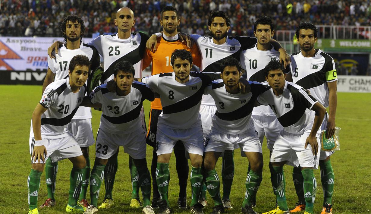 Foto Ilustrasi Timnas Pakistan di SAFF Championship 2013. FIFA menjatuhkan hukuman kepada Pakistan sebanyak dua kali, yaitu yang pertama pada Oktober 2017 usai Federasi Sepak Bola Pakistan (PFF) yang di bawah kendali administrator yang ditunjuk pengadilan melanggar statuta FIFA. Yang kedua FIFA kembali menghukum Pakistan pada tahun ini setelah sebuah kelompok mengambil alih markas federasi dari Komite Normalisasi. Pakiskan kembali dibebaskan dari sanksi pada Juli 2022. (AFP/Prakash Mathema)