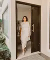 Baju lebaran serba putih dengan detail brukat sebagai outerwear dan inner dress berbahan slik sangat elegan untuk dikenakan oleh kamu, lho. (instagram/enzystoria)