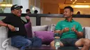 Penjaga gawang Timnas Indonesia, Dian Agus Prasetyo (kanan) berbincang dengan saudaranya di Hotel Yasmin, Tangerang, Senin (31/10). Timnas Indonesia akan melakoni laga AFF Cup 2016 pada pertengahan November mendatang. (Liputan6.com/Helmi Fithriansyah)