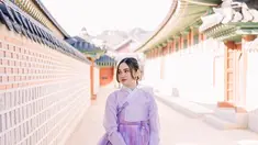 Hanbok yang dipilih Syifa Hadju, lengkap dengan tas tenteng kecil, memberikan sentuhan anggun pada penampilannya. Kunjungannya ke Korea Selatan pada musim dingin juga diperlengkapi dengan tudung kepala untuk melindungi diri. (Liputan6.com/IG/syifahadju)