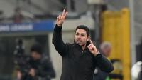 Manajer Arsenal, Mikel Arteta, memberi instruksi kepada para pemainnya saat pertandingan Liga Champions melawan Inter Milan  di Giuseppe Meazza, Italia, Rabu (21/1/2026). (AP Photo/Luca Bruno)