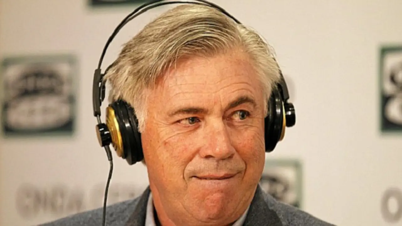Carlo Ancelotti wawancara dengan stasiun radio lokal. (sumber foto: Marca)
