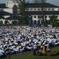 Ribuan warga melaksanakan salat id di Lapangan Gasibu, Kota Bandung, Rabu (5/6/2019). (Huyogo Simbolon)